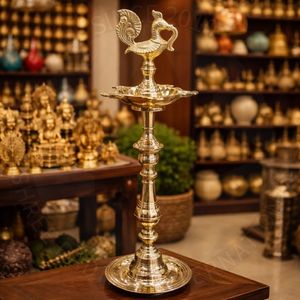 SHREE RADHEY Lámpara de aceite geométrica tradicional de latón antiguo internacional Kuthu Vilakku con remate de pavo real, hecha a mano, de varias piezas - Product Image 2