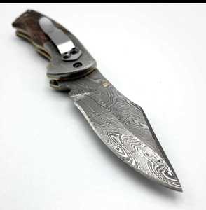 Couteau utilitaire pliant artisanal en acier Damas avec manche en corne foncée, OEM disponible, Iron Crown Forge - Product Image 5