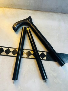 Canne de marche multifonctionnelle en cuir d'eucalyptus gravé, à suspendre au mur, pliable en 3, 37 pouces (environ) Design d'art populaire OLD WORLD - Product Image 4