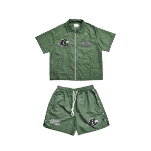 Ensemble deux pièces personnalisé pour homme 2026 – Survêtement en satin uni avec impression sérigraphiée, chemise à manches courtes zippée et short cargo - Product Image 2