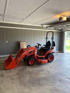 Tractor Compacto Kubota BX2680 con Gran Capacidad para el Campo, Fácil Operación, Construcción Duradera y Rendimiento Versátil - Product Image 5