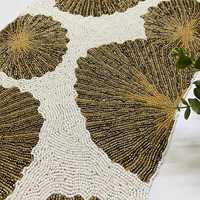 Chemin de table rectangulaire artisanal en perles florales, blanc et or, décoration d'intérieur, confectionné avec des broderies en coton