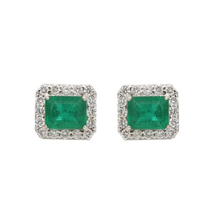 Boucles d'oreilles clous en or blanc massif 18 carats avec émeraude naturelle taille émeraude et halo de diamants, bijoux fins, Memoria Jewels - Product Image 1