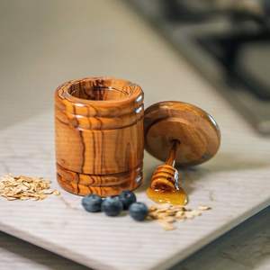 Tarro de miel de madera artesanal de confianza con diseño antiderrame y tapa abatible que garantiza un servicio limpio y previene la adherencia de miel para camping - Product Image 3
