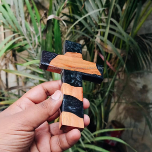 Croix en bois naturel avec incrustation en résine de qualité supérieure pour une décoration religieuse élégante et des espaces de vie inspirés de la foi - Product Image 1