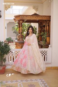 Robe longue évasée en soie russe lourde avec imprimé numérique et broderie Zari-sequins, col en V, longueur cheville, avec dupatta - Vente en gros - Product Image 5