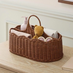 Nouvelle conception de panier à couches en rotin festonné, fait main, avec poignées, pour les essentiels du nouveau-né et la décoration enfant. - Product Image 1