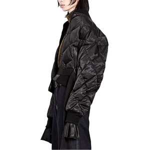 Chaqueta acolchada gruesa con impresión personalizada OEM para mujer - Product Image 3
