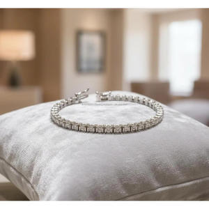 Bracelet tennis argenté avec pierres carrées transparentes, design classique à maillons, pour les acheteurs de bijoux en gros - Product Image 1