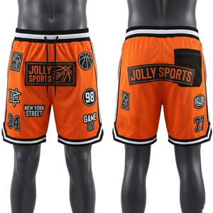 Shorts de basket-ball pour hommes de qualité supérieure, 170 GSM, tissu mesh à séchage rapide, design avec empiècements latéraux orange et noir, logo imprimé personnalisé. - Product Image 5