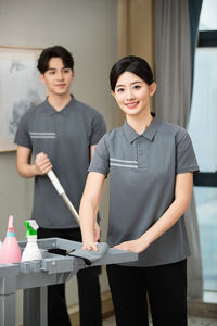 Uniforme pour le personnel d'entretien hôtelier, 100% coton, unisexe, printemps-été, manches courtes, tenue de travail pour les nettoyeurs, service professionnel pour les complexes hôteliers - Product Image 6