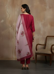 Conjunto de Kurta, Pantalón y Dupatta de Seda Romana Bordada Color Granate para Mujer, con Cuello en V, Manga Tres Cuartos, Corte Recto a la Pantorrilla y Aberturas - Product Image 5