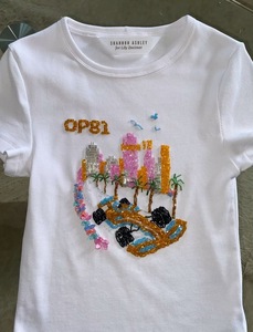 T-shirt en coton blanc Shannon Ashley pour Lily Zneimer OP81, motif brodé paysage urbain perlé, fait main - Product Image 1