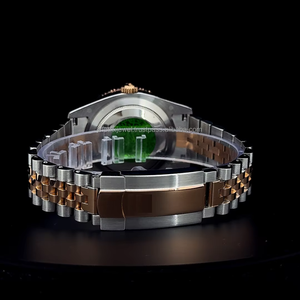 Elegante reloj de acero inoxidable con bisel de diamantes, hecho a mano, con incrustaciones de moissanita, completamente cubierto de moissanita, movimiento de cuarzo. - Product Image 4