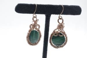 Boucles d'oreilles créoles en cuivre et malachite naturelle, faites à la main, style bohème - Product Image 4