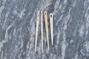 Agujas de Hueso Ecológicas Hechas a Mano para Coser Prendas, Estilo Moderno, Tamaño Personalizado, Artesanía Elegante, Técnica Pulida - Product Image 5