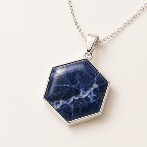 Collier pendentif hexagonal en sodalite - Argent sterling 925 avec cabochon bleu et chaîne en câble - Product Image 2