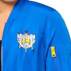 Chaqueta Bomber de Satén para Mujer con Logotipo Griego Bordado, Cierre Completo, Estilo Universitario, Puños Acanalados, Moda Casual Universitaria - Product Image 2