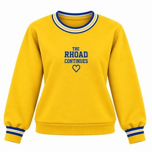 Pull en tricot jaune pour femme RHOAD, col rond, broderie bleue motif cœur, col et poignets rayés blancs, style sororité grecque 1922 - Product Image 1