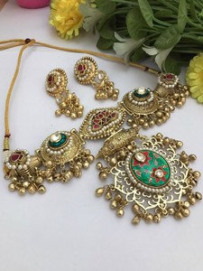 Ensemble de bijoux ethniques vintage cachemiri tendance plaqué or pour femmes, collier et boucles d'oreilles avec pierres en résine verte et perles d'imitation - Product Image 1
