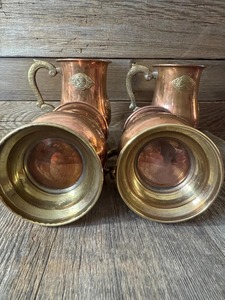 Mug en cuivre classique avec poignée en laiton, idéal pour servir de la bière, des cocktails, du thé, du café et pour la présentation de matériel de bar vintage, provenant d'Inde. - Product Image 2