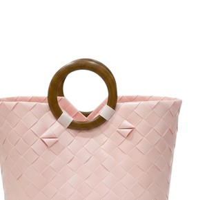 Sac à main chic en plastique tressé avec poignée en bois ronde de qualité supérieure et sac fait main rose décontracté pour femmes - Product Image 2