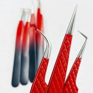 Pinces à extensions de cils en acier inoxydable thermolaqué rouge et noir avec pointe anti-magnétique de précision en argent et poignée diamantée - Product Image 1