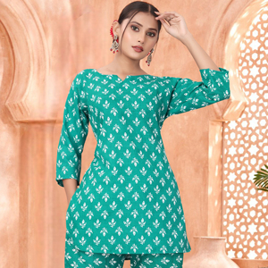 Ensemble coordonné élégant en rayonne Polly bleu menthe imprimé pour femme – Tenue décontractée deux pièces à col rond, coupe ample, pantalon assorti pour femme - Product Image 1