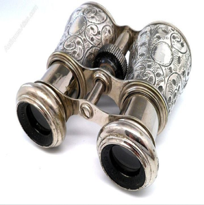 Jumelles militaires classiques en laiton, équipées d'un cordon de cou en cuir foncé, présentées sur une surface en tissu neutre. - Product Image 3