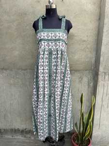 Robe midi en coton fleuri faite à la main pour femmes, robe d'été colorée, robe midi imprimée à bretelles, robe d'été en coton à motifs imprimés - Product Image 1