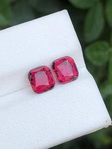 Gema suelta de granate rojo rodolita natural, cristal rojo intenso para la fabricación de joyas y colección. - Product Image 1