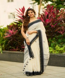 Sari de algodón crema con borde negro, ropa tradicional india para mujer, estilo casual, largo hasta el suelo, ajuste regular. - Product Image 1