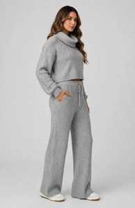 Ensemble de survêtement 2-en-1 en polyester pour femme, imprimé par transfert thermique, coloris bordeaux et blanc, col roulé zippé, manches longues, coupe ample et sportive - Product Image 4