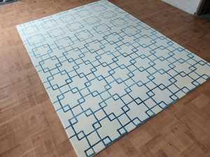 Tapis douillets tuftés à la main pour des sols de salon élégants - Product Image 4