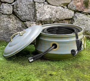 Pots à tuyaux métalliques durables faits à la main pour l'extérieur, pour une organisation élégante du jardin, dissimulant les longs tuyaux lourds avec options personnalisées - Product Image 6
