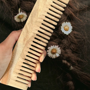 หวีไม้สะเดาซี่ไม้ไผ่ ราคาคุ้มค่าเพื่อการจัดแต่งทรงผมและดูแลเส้นผมให้แข็งแรง ใช้ได้ทั้งที่บ้านและร้านเสริมสวย - Product Image 1