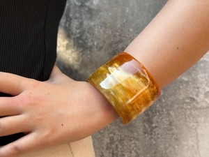 Bracelet en corne de buffle naturel et écologique, fait main, moderne, extensible, de haute qualité, par Belladec - Product Image 1