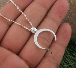 Collier Pendentif Lune Plaqué Argent 925, Charme Croissant de Lune Bohème, Bijou Céleste Élégant pour Femme - Vente en Gros - Product Image 2
