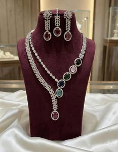 Conjunto de collar de circonita cúbica CZ de calidad premium con Maang Tikka, diseño elegante y sofisticado en plata pulida, ideal para fiestas. - Product Image 3