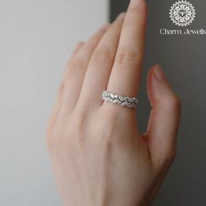 Bague de fiançailles classique pour femme en argent plaqué or rose avec moissanite taille coussin, sertie de griffes, certifiée IGI, 3 grammes - Product Image 1