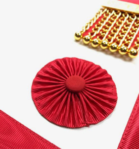 Tablier maçonnique cérémoniel brodé sur mesure, pompons dorés, bordure en dentelle bleue, fermeture magnétique lavable, regalia de luxe haut de gamme personnalisé - Product Image 3