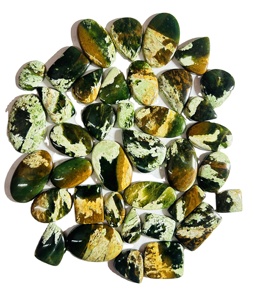 Cabujón de Calcedonia Cromada Natural AAA – Rara Piedra Preciosa Verde Mtorolite Suelta, Pulida y Lisa con Reverso Plano para Fabricación de Joyas - Product Image 1