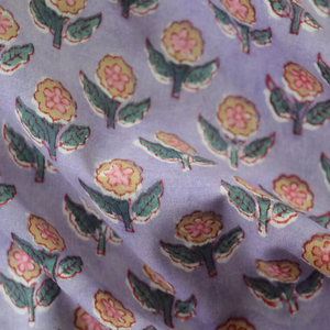 Tela de Algodón Estampada a Mano con Diseño Floral en Lavanda y Amarillo |   Material para Correr Buti Pequeño - Product Image 1