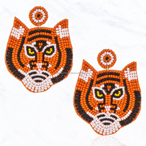 Boucles d'oreilles en cristal de forme émeraude faites à la main, avec des perles de strass en forme de cœur, design floral blanc et jaune, jolies boucles d'oreilles en perles de graines, taille personnalisée, pour les fêtes - Product Image 5