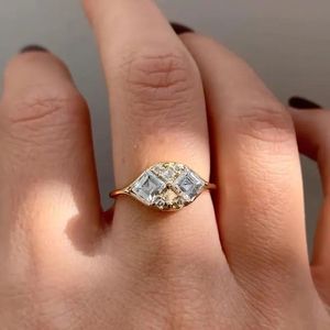 Bague de fiançailles en or jaune 14 carats avec diamant de laboratoire émeraude carré 1 carat, bijoux fins modernes pour mariée - Product Image 4
