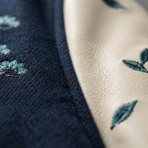 Veste universitaire décontractée à bas prix avec broderie d'art japonais à motif vague, corps en laine et manches en cuir PU, pour l'hiver et le streetwear - Product Image 5