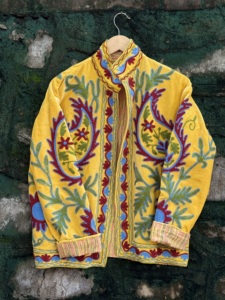 Chaqueta de Otoño para Mujer, Diseño Sujani Amarillo, Tejida a Mano con Bordado Floral de Algodón, para el Mercado Global de Ropa al por Mayor - Product Image 5