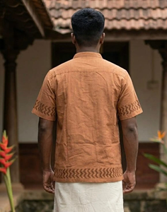เสื้อเชิ้ตแขนสั้นผ้าฝ้ายทำมือสีส้มสนิมสำหรับผู้ชายระดับพรีเมียม สไตล์ลำลองแบบชาติพันธุ์ พร้อมปกแบบแมนดารินและแขนเสื้อลายเรขาคณิต - Product Image 3