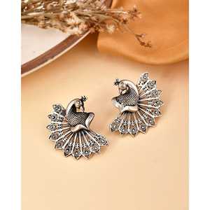 Boucles d'oreilles clous bohèmes raffinées Meera Jaipur Mayoor avec accents argentés pour mariage et soirée - Product Image 3