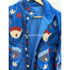 Veste indienne bleue Suzani faite à la main, broderie florale, blouson en velours, design pour femmes, col mandarin, manches longues, manteau - Product Image 4